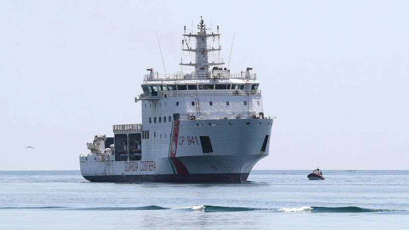 Taliansko Sicília loď more migranti záchrana...