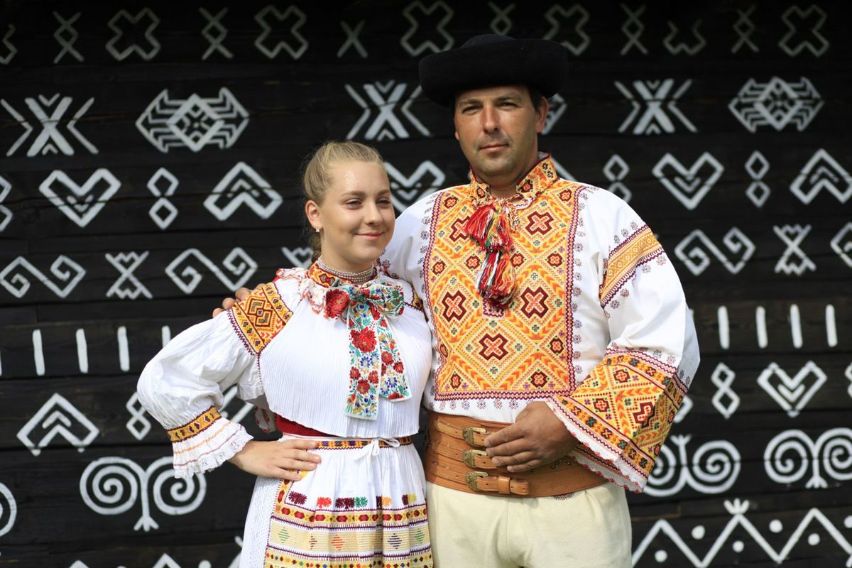 Ornamenty, ktoré zdobia domy, majú aj kroje.
