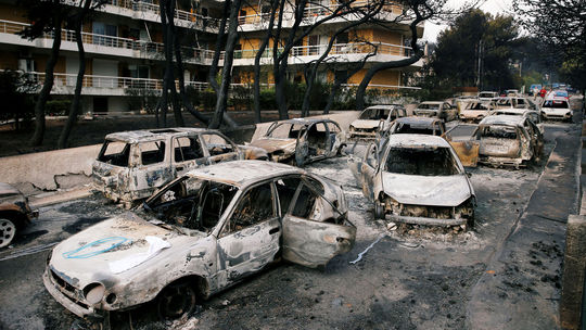 Za požiar v Mati s 96 obeťami mohlo spaľovanie konárov a aj nedostatok hasičov