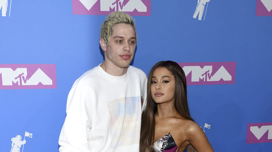 Pete Davidson a Ariana Grande prišli spoločne. 