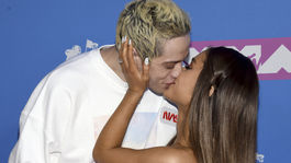 Pete Davidson a speváčka Ariana Grande vystavili svoju lásku. 