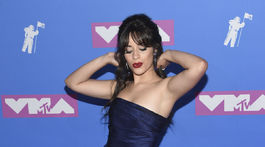 Speváčka Camila Cabello si obliekla šaty Oscar de la Renta.