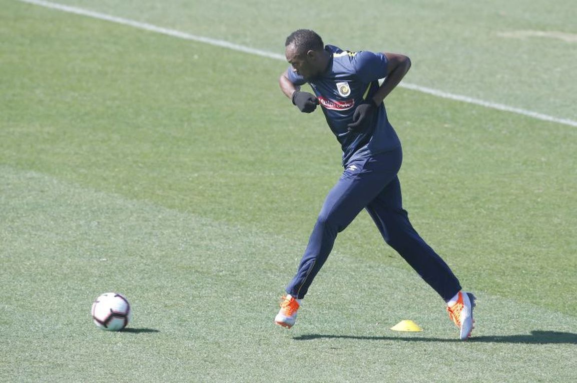 Usain Bolt na tréningu tímu Central Coast...