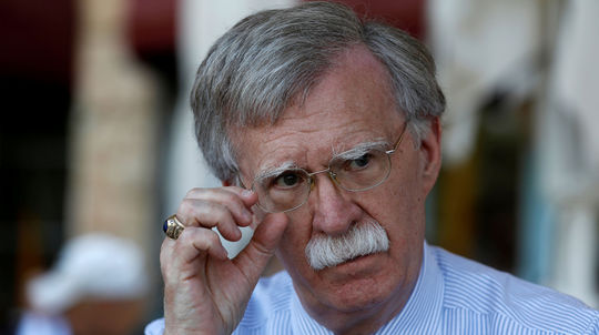 Bolton varuje Asada: Ak použijete chemické zbrane, reakcia bude tvrdá