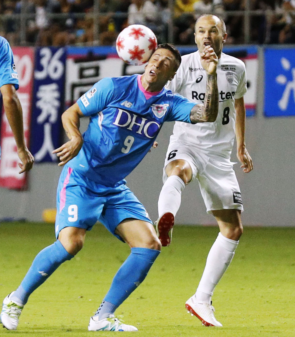 Útočník tímu Sagan Tosu Fernando Torres (vľavo)...