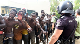 Do španielskej Ceuty prenikli stovky migrantov, útočili kyselinou a nehaseným vápnom