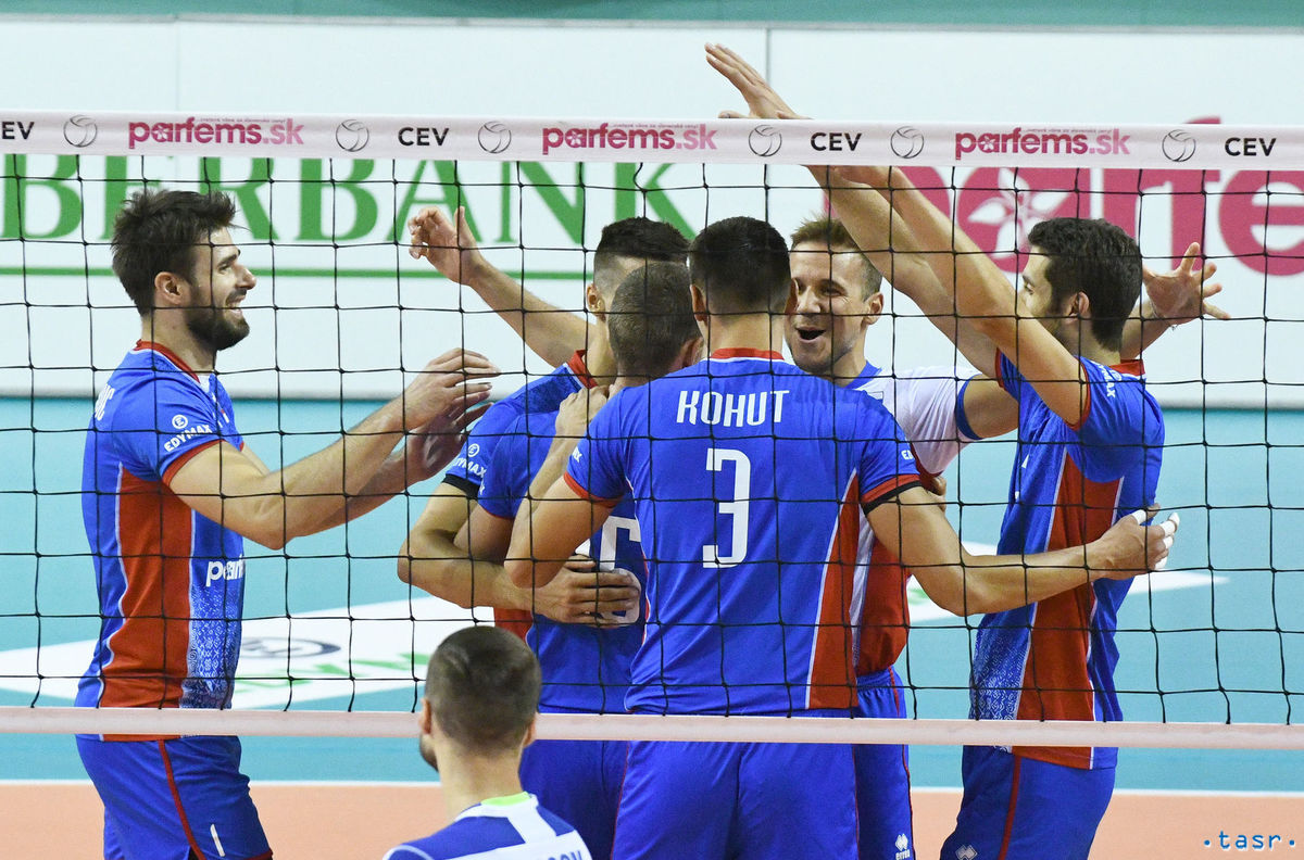 Radosť hráčov Slovenska po vyhratom prvom sete...