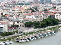 Bratislava, mesto, pohlad, osobny pristav, lode, nabrezie, zeleň