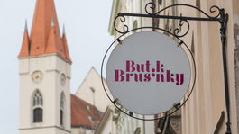 Dá sa to! Znojmo zakázalo nevkusné bilboardy, má kreatívne vývesné štíty (FOTO)