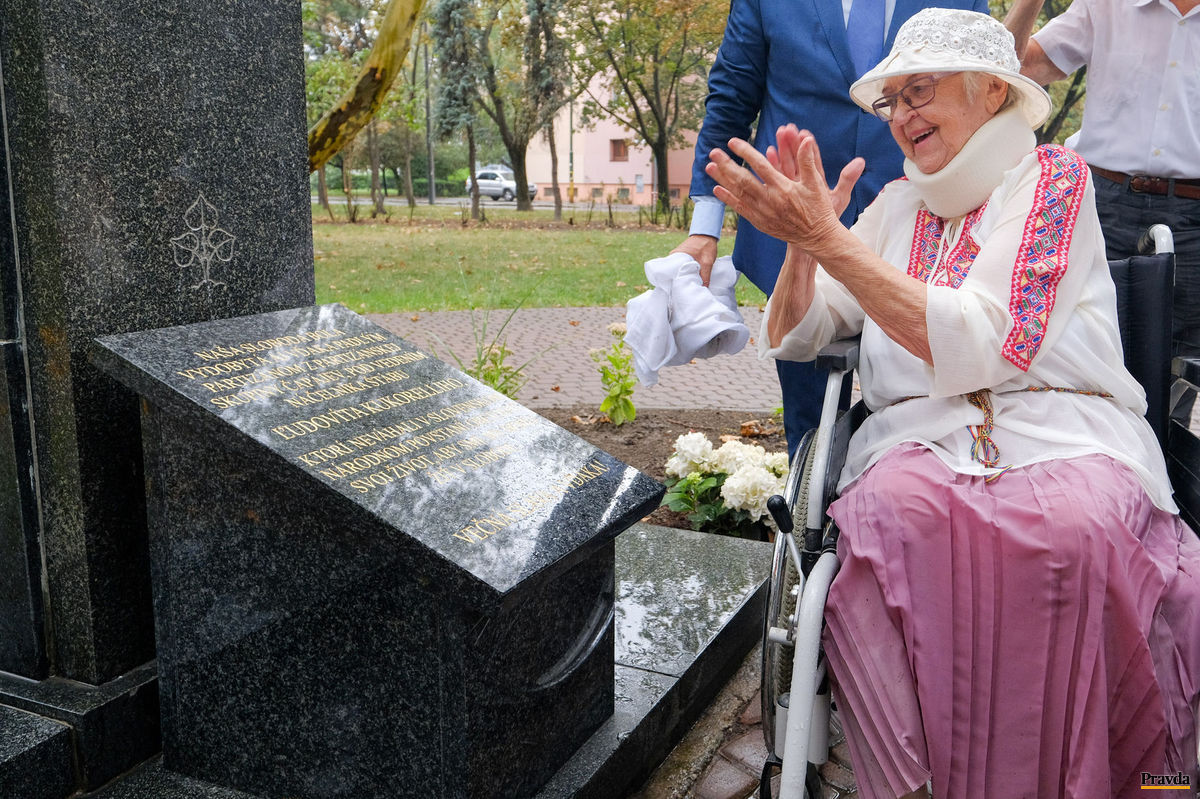 Anna Bergerová pri odhaľovaní pamätníku.