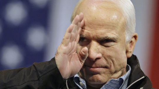 Senátor John McCain prerušil liečbu rakoviny mozgu
