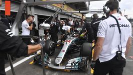 Boj v krásnom Spa. Hamilton sa naladil upratovaním, Vettel rybačkou