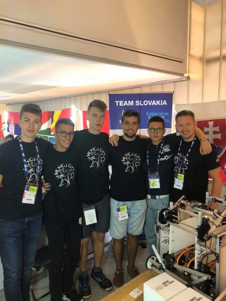 Slovenský tím na robotickej súťaži First Global...