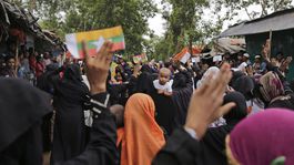 Tisíce Rohingov si v Bangladéši pripomenuli rok od útokov v Mjanmarsku