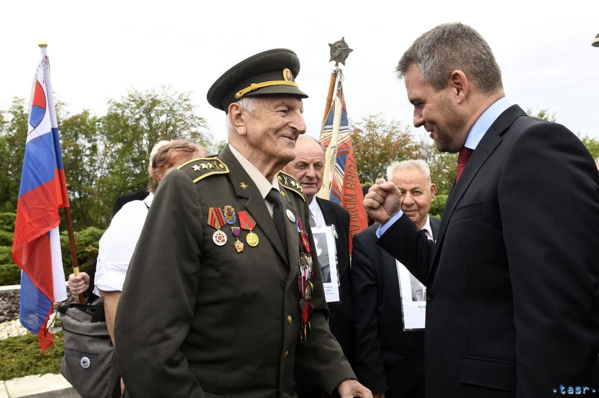 Predseda vlády Peter Pellegrini (vpravo) v...