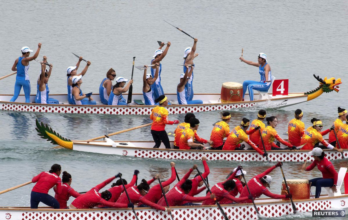 Finiš ženských pretekov pretekov dračích lodí...