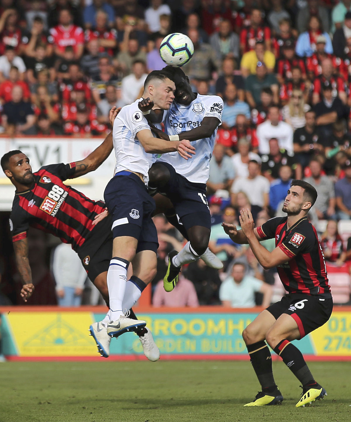 Michael Keane v nešťastnej kolízii s Idrissom...