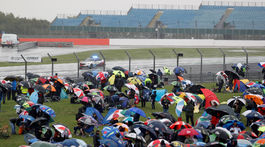 Nešťastný víkend MotoGP. Rabata trafila súperova motorka, už je po operácii