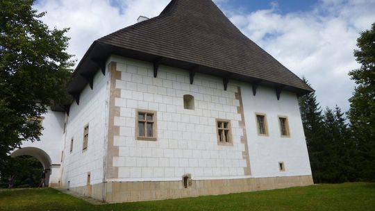 Goticko-renesančný kaštieľ z  Parížoviec...