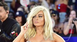 Speváčka Bebe Rexha volila poriadne odvážny model.