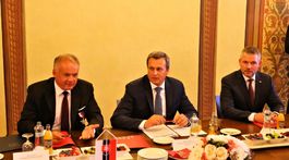 Premiér žiada prísnejšie tresty za extrémizmus na internete