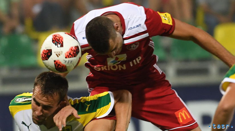 Na snímke vľavo hráč Larnaky Mikel Gonzales a...