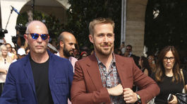 Herec Ryan Gosling prichádza na stretnutie s novinármi. 