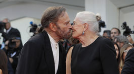 Herečka Vanessa Redgrave bozkáva manžela Franca Nera po príchode na červený koberec. 