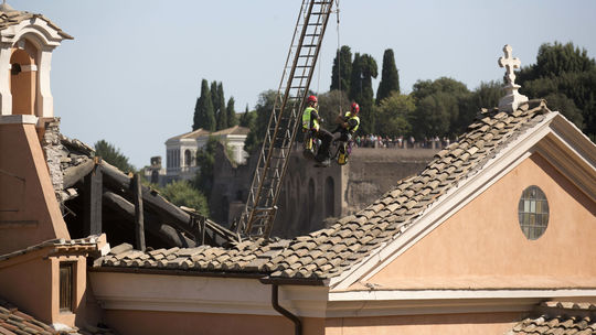 Kostolu v historickom centre Ríma sa zrútila strecha