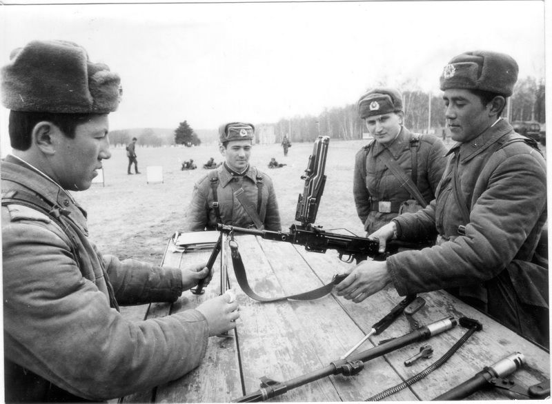 Sovietski vojaci sa pripravujú na odchod z...