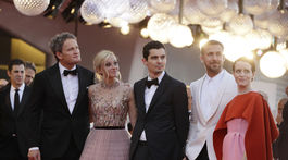 Zľava: Herec Jason Clarke, herečka Olivia Hamilton, režisér Damien Chazelle, a herci Ryan Gosling a  Claire Foy predstavili film Prvý muž. 
