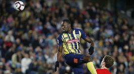 VIDEO: Mohol aj skórovať. Bolt debutoval v drese Central Coast