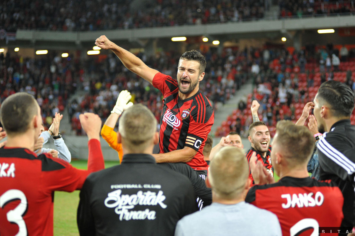 Kapitán Spartaka Boris Godál a jeho spoluhráči...