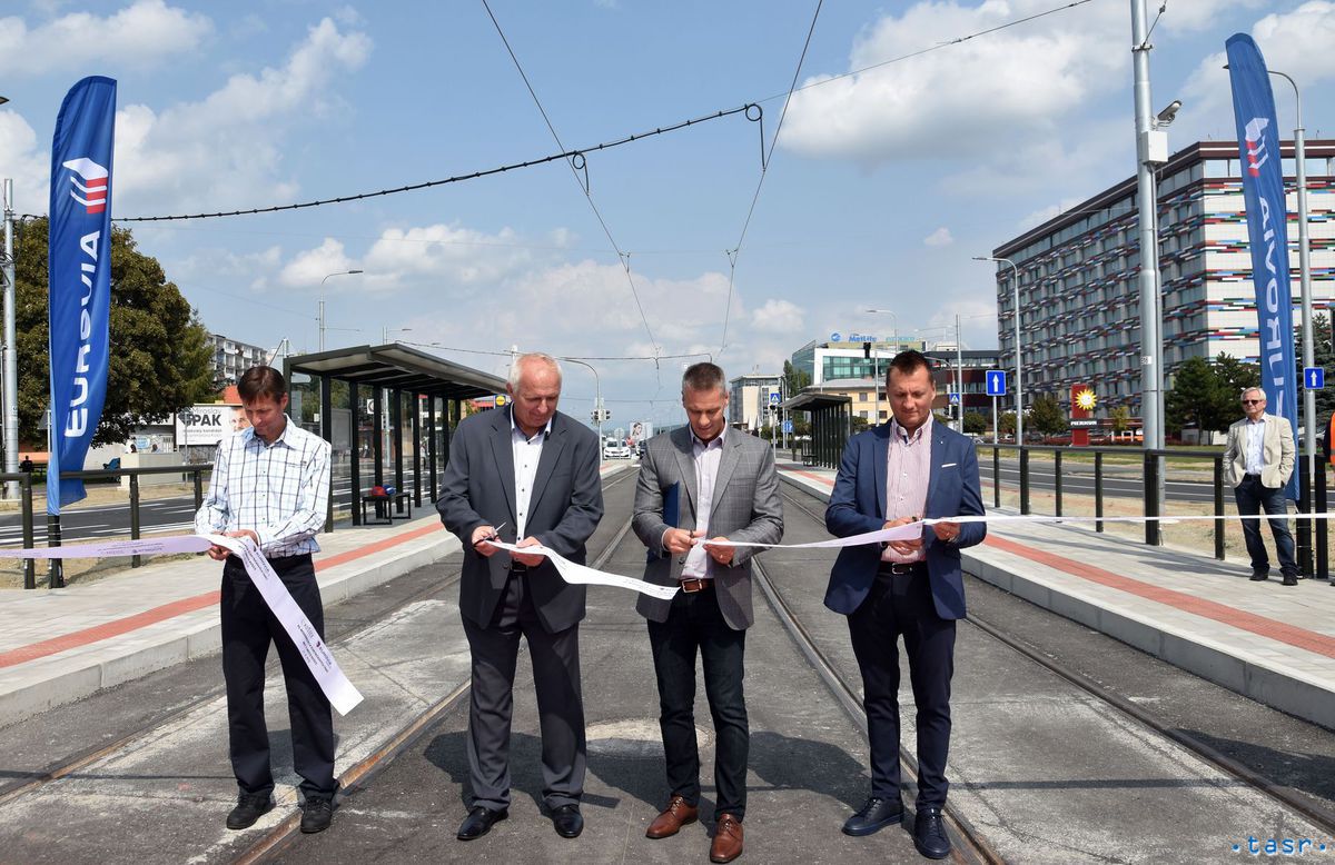 Zľava projektant stavby Peter Poláček, riaditeľ...