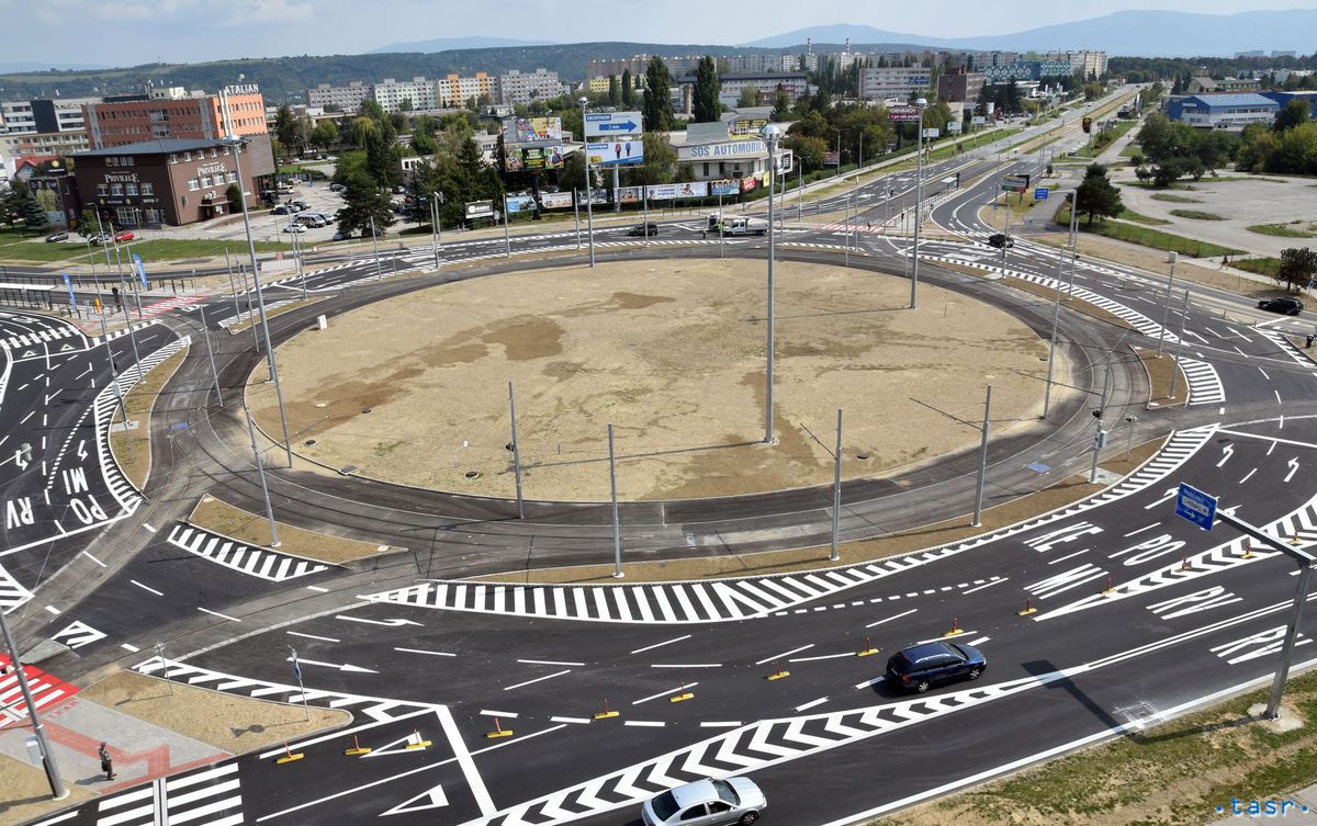 Pri jazde po dvojpruhovom kruhovom objazde...