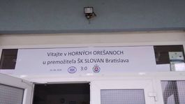 V Horných Orešanoch sa zabávajú na Slovane. Nad dvere vyvesili veľký nápis