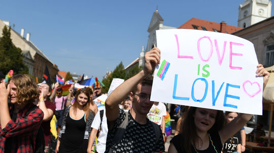 Dúhový Pride a pochod Hrdí za rodinu spôsobia v sobotu dopravné obmedzenia, varuje polícia