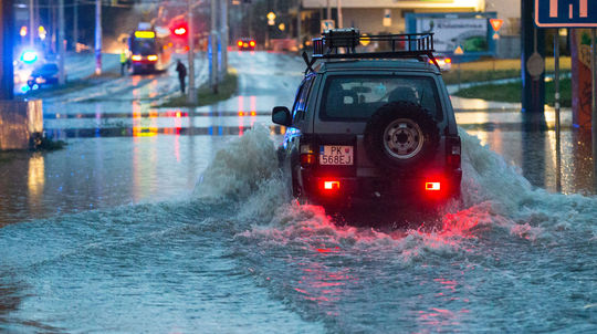 Dážď v Bratislave komplikuje dopravu, obnovili premávku električiek