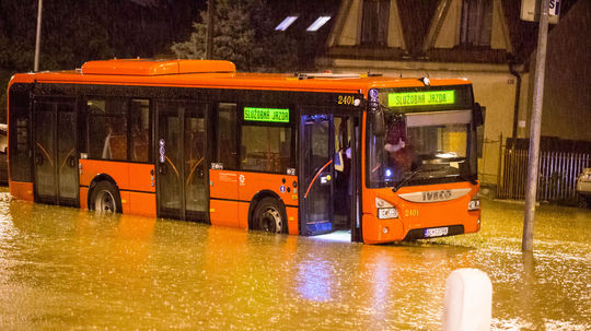 Silný dážď v Bratislave komplikuje dopravu, niektoré linky MHD nepremávajú