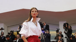 Modelka Bianca Balti a jej ležérny príchod na filmový festival. 