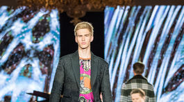 Adam Nikodým, syn známeho moderátora počas finále šou Schwarzkopf Elite Model Look 2018.