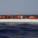 migranti, more, čln, loď