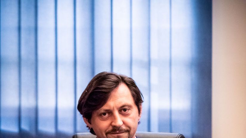 Lukáš Latinák v seriáli Ministri. 