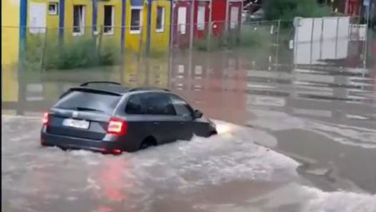 Slovensko sa baví na vodičovi, ktorý chcel Octaviou prekonať záplavy v Bratislave