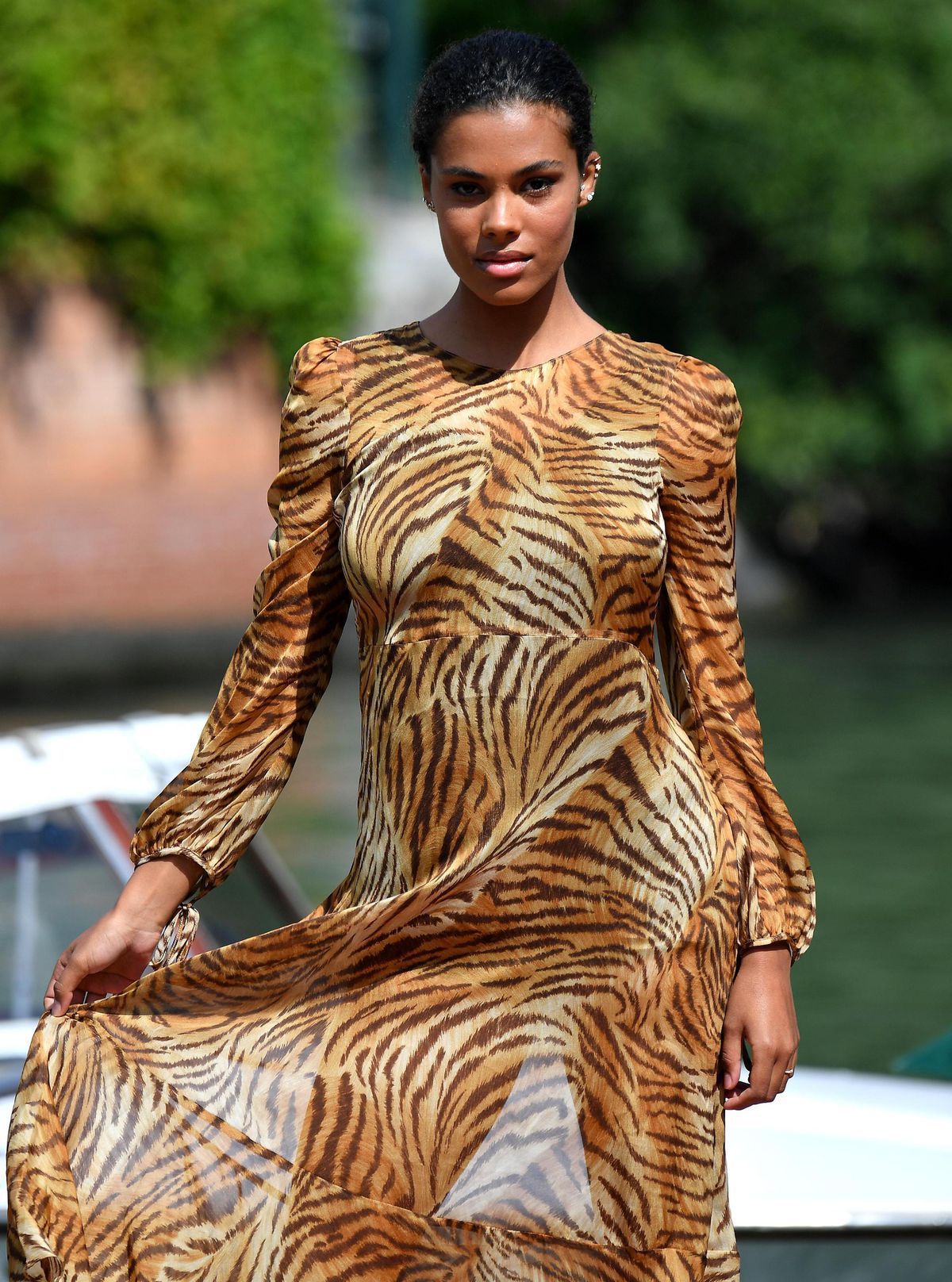 Modelka Tina Kunakey pózuje fotografom na...