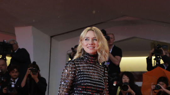 Herečka Naomi Watts v kreácii Dolce & Gabbana...