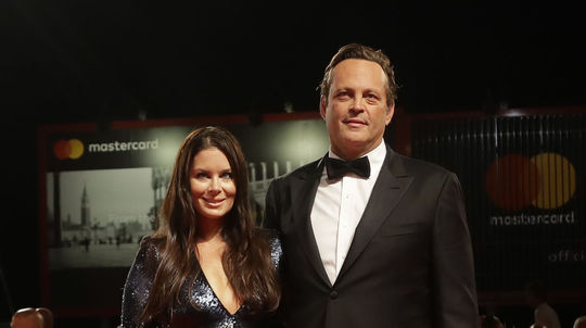 Herec Vince Vaughn a Kyla Weber pózujú...