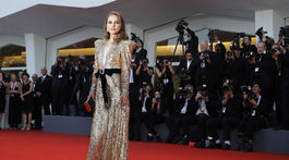 Herečka Natalie Portman prišla do Benátok v kreácii Gucci. 