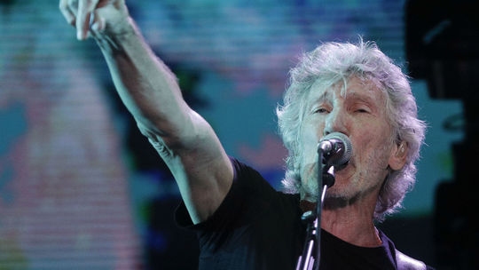 Hudobník Roger Waters je pre výroky o vojne v Krakove nežiaducou osobou