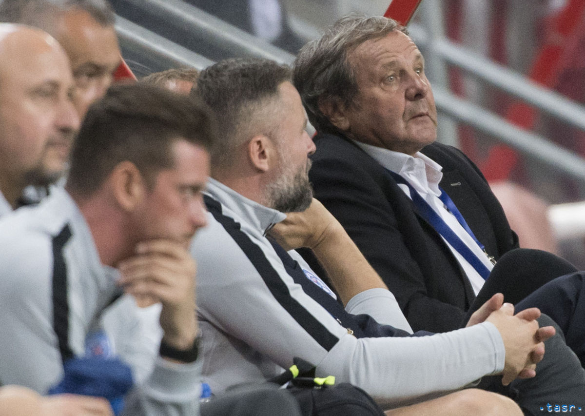 Tréner Slovenska Ján Kozák (vpravo) v...